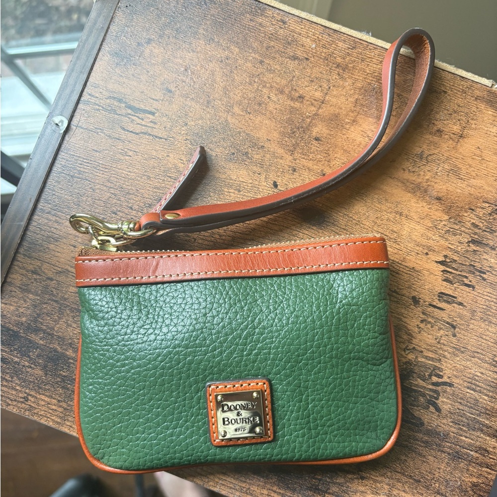 Dooney & Bourke wristlet/wallet 💚